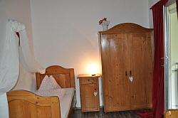 2. Schlafzimmer oben